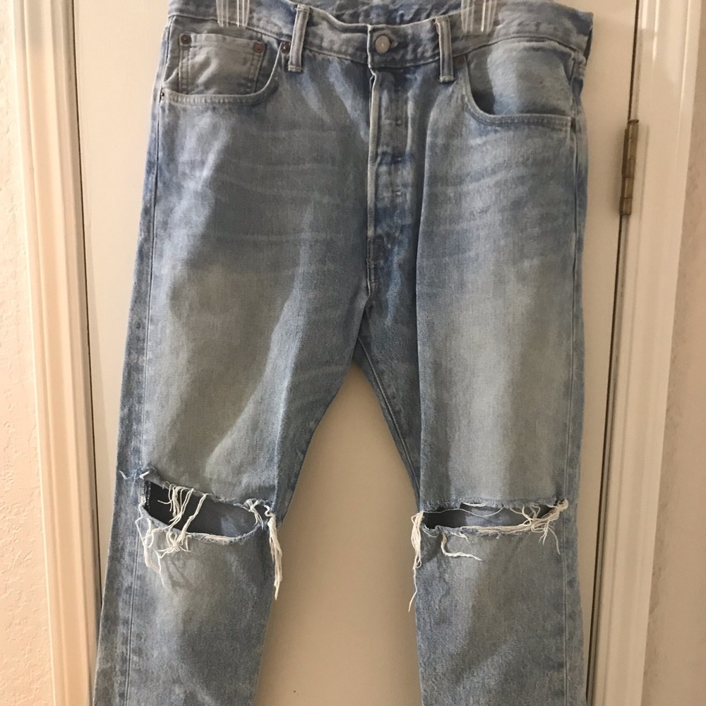 Levi jeans knee hole rip